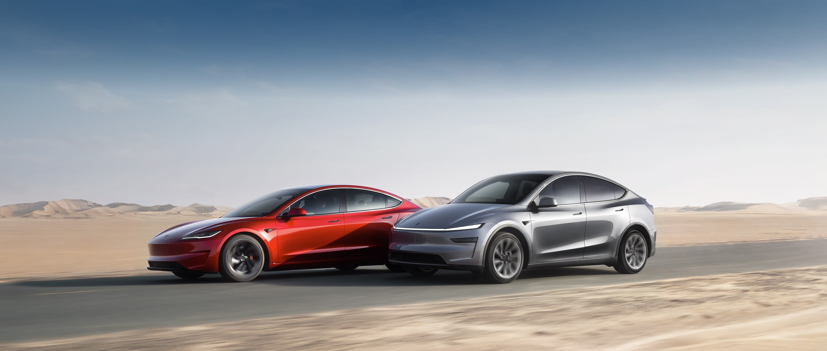 特斯拉 Model 3 与 Model Y 行驶于开阔公路